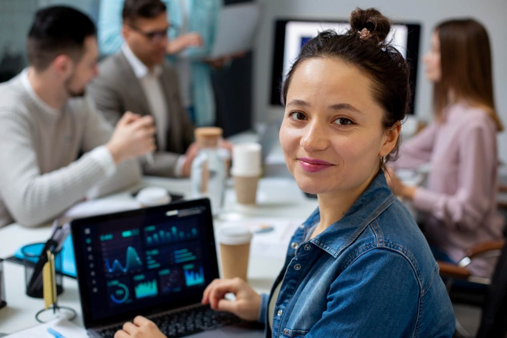 mulher com notebook na mesa em uma consultoria de ti